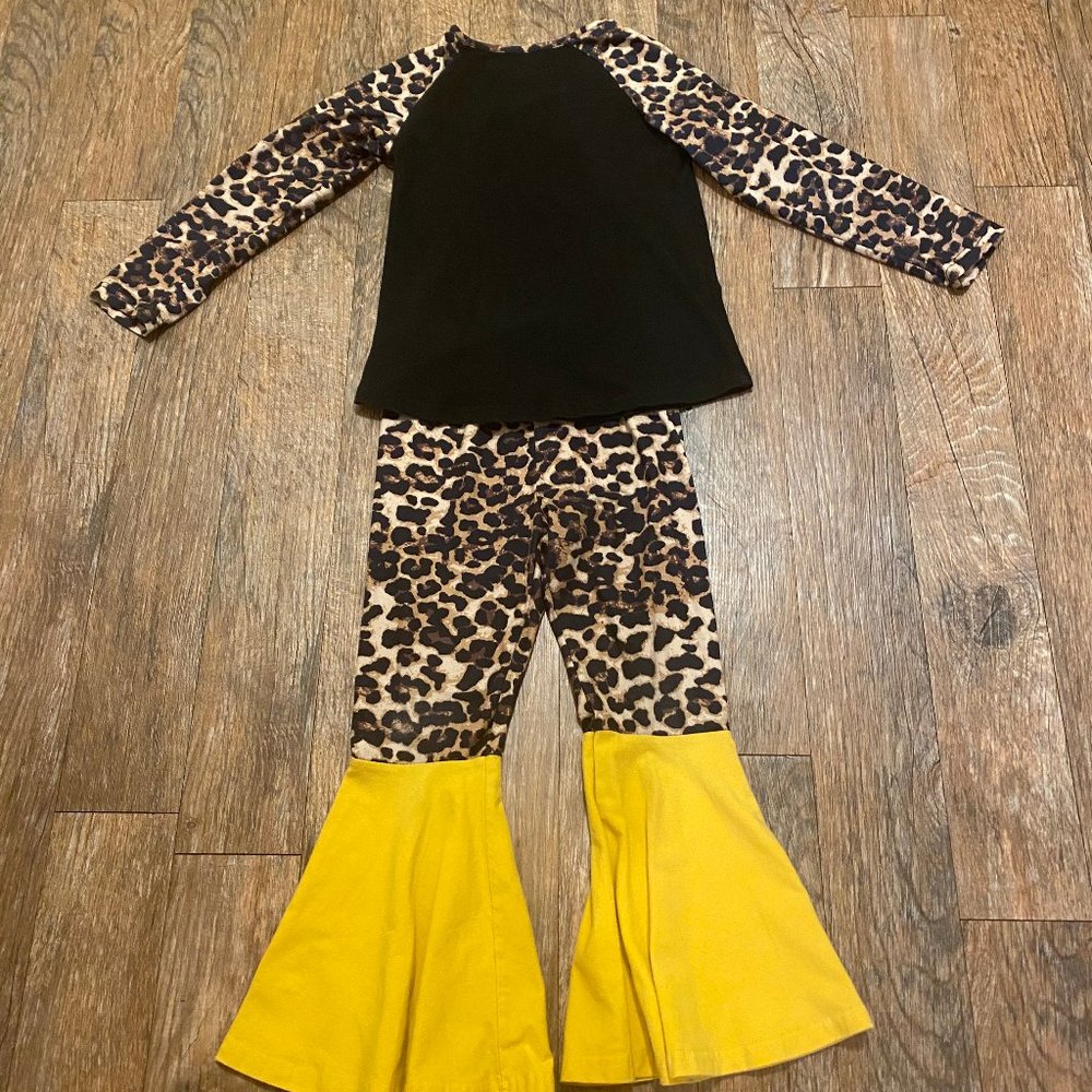 SOLD - Love Print Outfit Size 6/7 - Picture 2 of 3